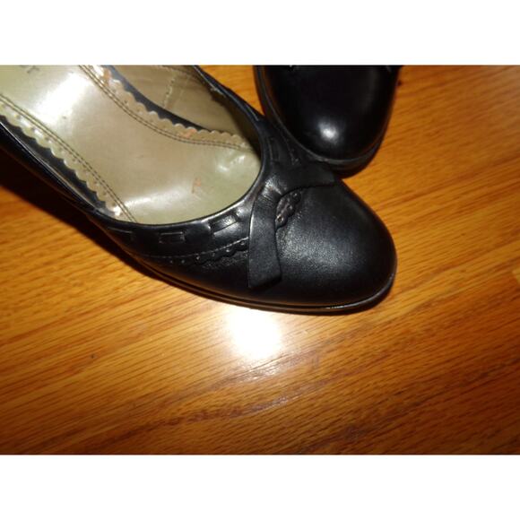 Classic pair of Naturalizer black leather pumps 8 1/2 N 3" block heel bow trim - Picture 2 of 6